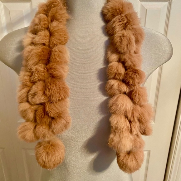 Rabbit pompom fur scarf - Picture 3 of 7